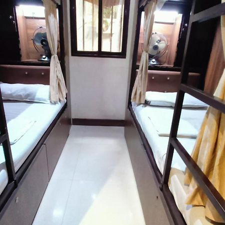 Almas Dormitory 24 Hours Aircondition ムンバイ エクステリア 写真