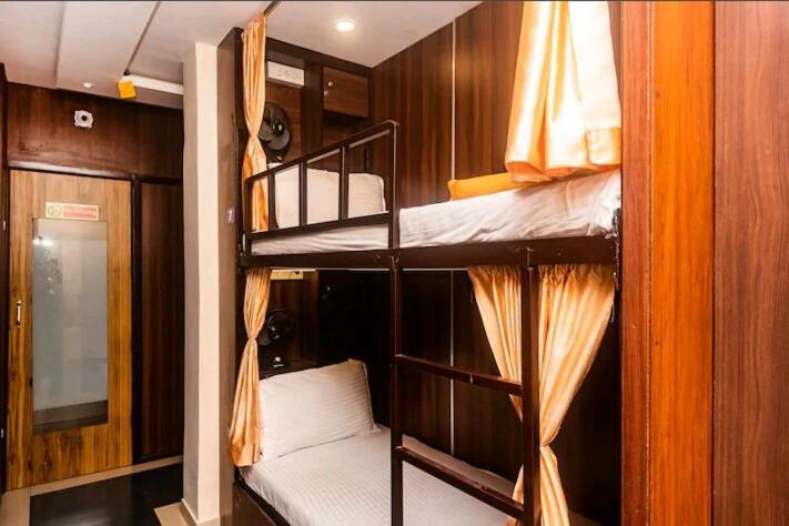 Almas Dormitory 24 Hours Aircondition ムンバイ エクステリア 写真