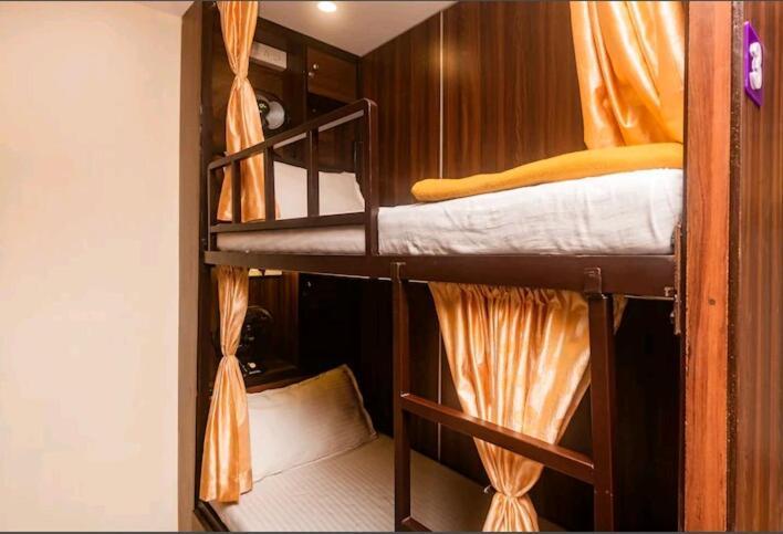 Almas Dormitory 24 Hours Aircondition ムンバイ エクステリア 写真