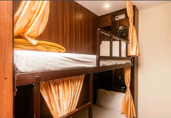 Almas Dormitory 24 Hours Aircondition ムンバイ エクステリア 写真