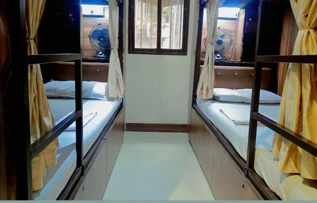 Almas Dormitory 24 Hours Aircondition ムンバイ エクステリア 写真