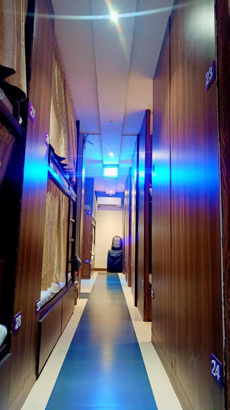 Almas Dormitory 24 Hours Aircondition ムンバイ エクステリア 写真