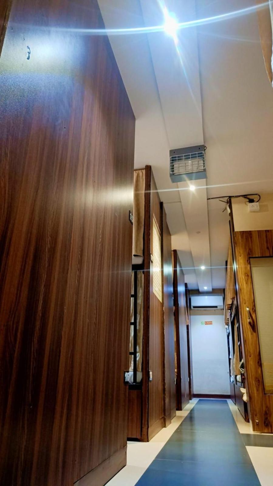Almas Dormitory 24 Hours Aircondition ムンバイ エクステリア 写真