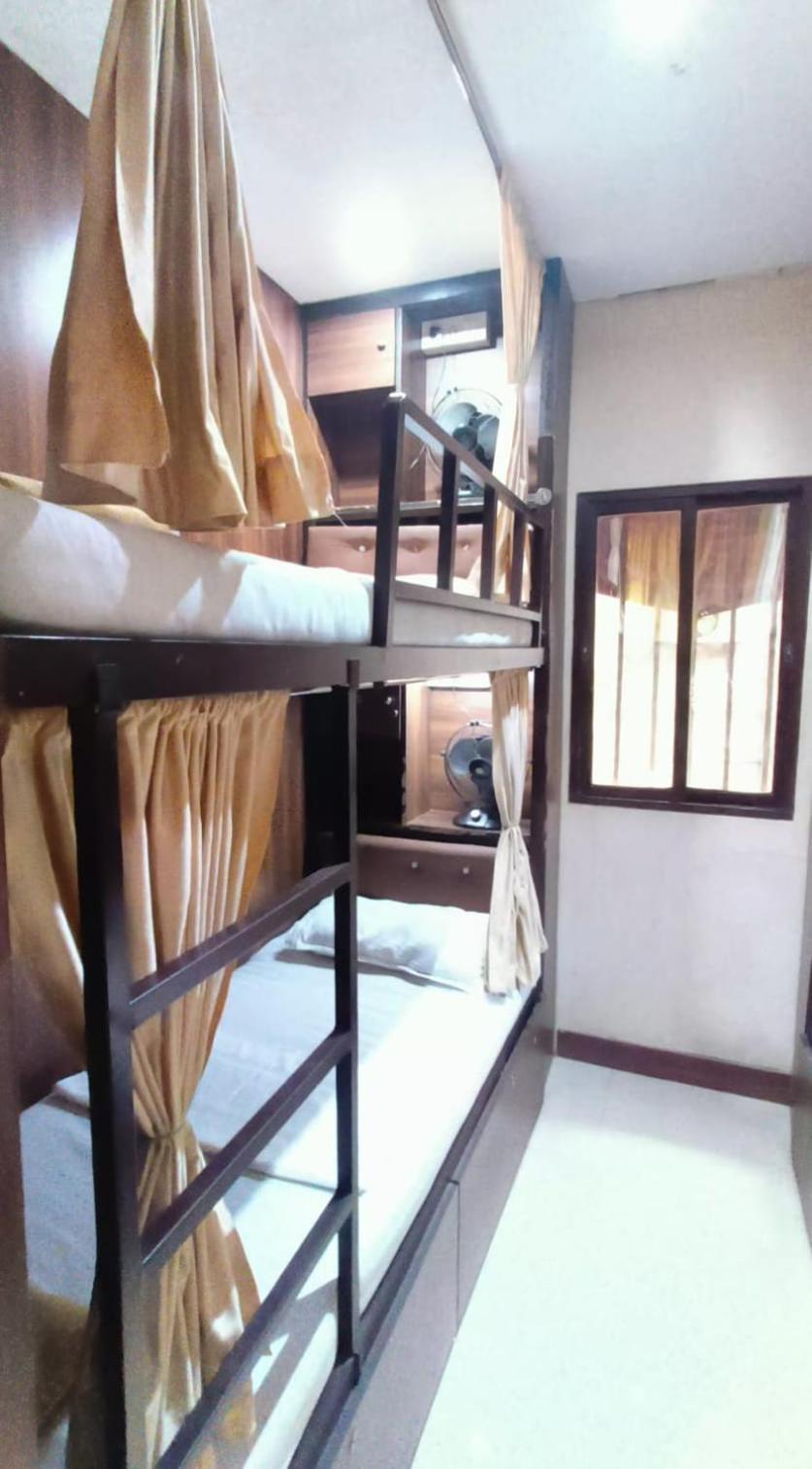 Almas Dormitory 24 Hours Aircondition ムンバイ エクステリア 写真