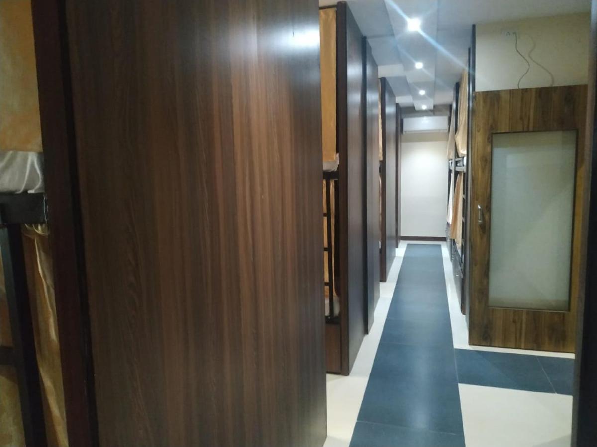 Almas Dormitory 24 Hours Aircondition ムンバイ エクステリア 写真